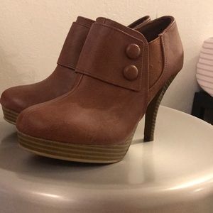 Tan/Brown ankle booties w. skinny heel
